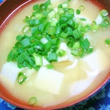 豆腐、玉ねぎ、万能ねぎの味噌汁